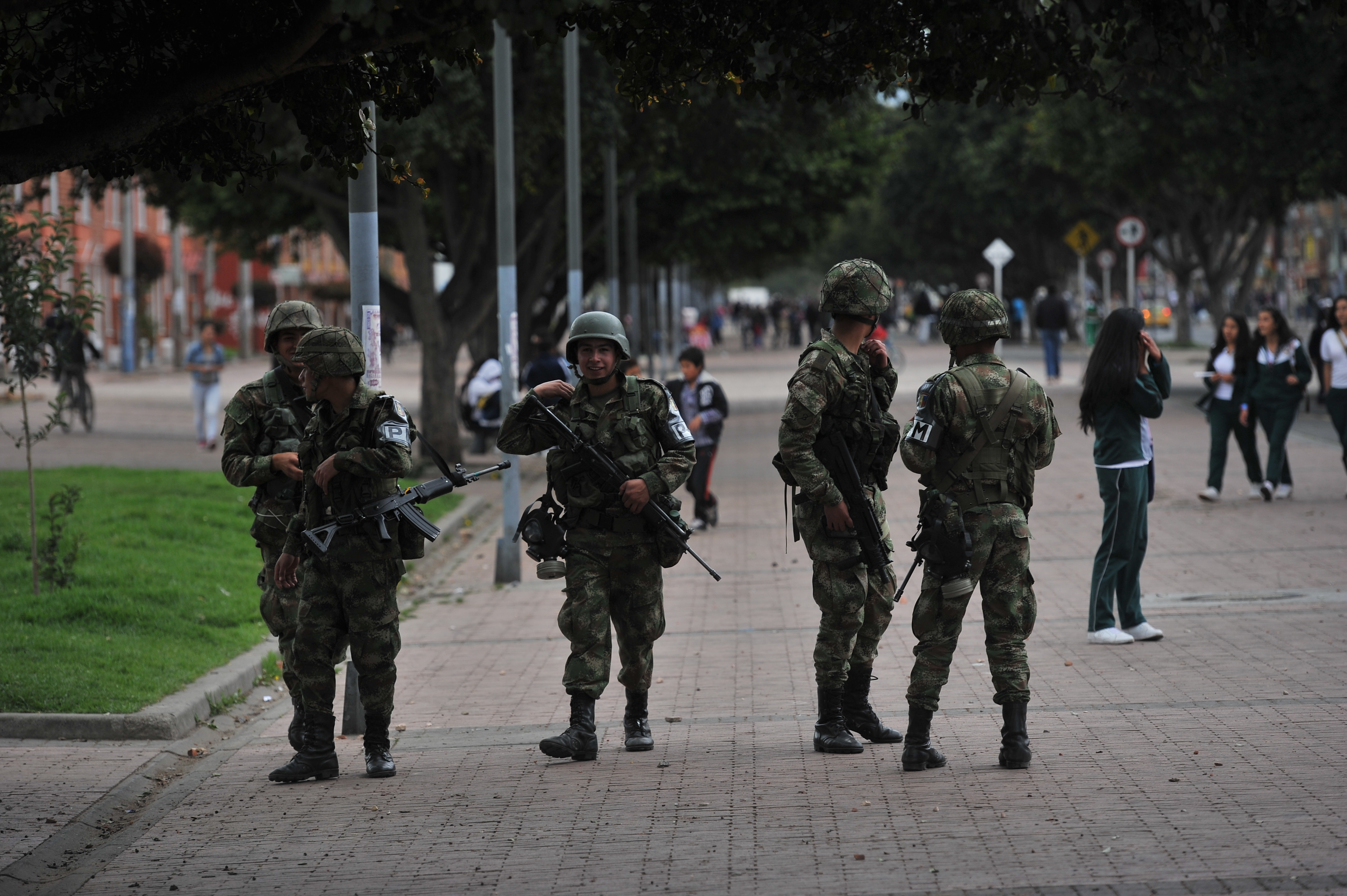 Aspectos de la llegada de policías, militares y el SMAD al barrio La Gaitana de la localidad de Suba luego de los desmanes generados durante la jornada de Paro Agrario