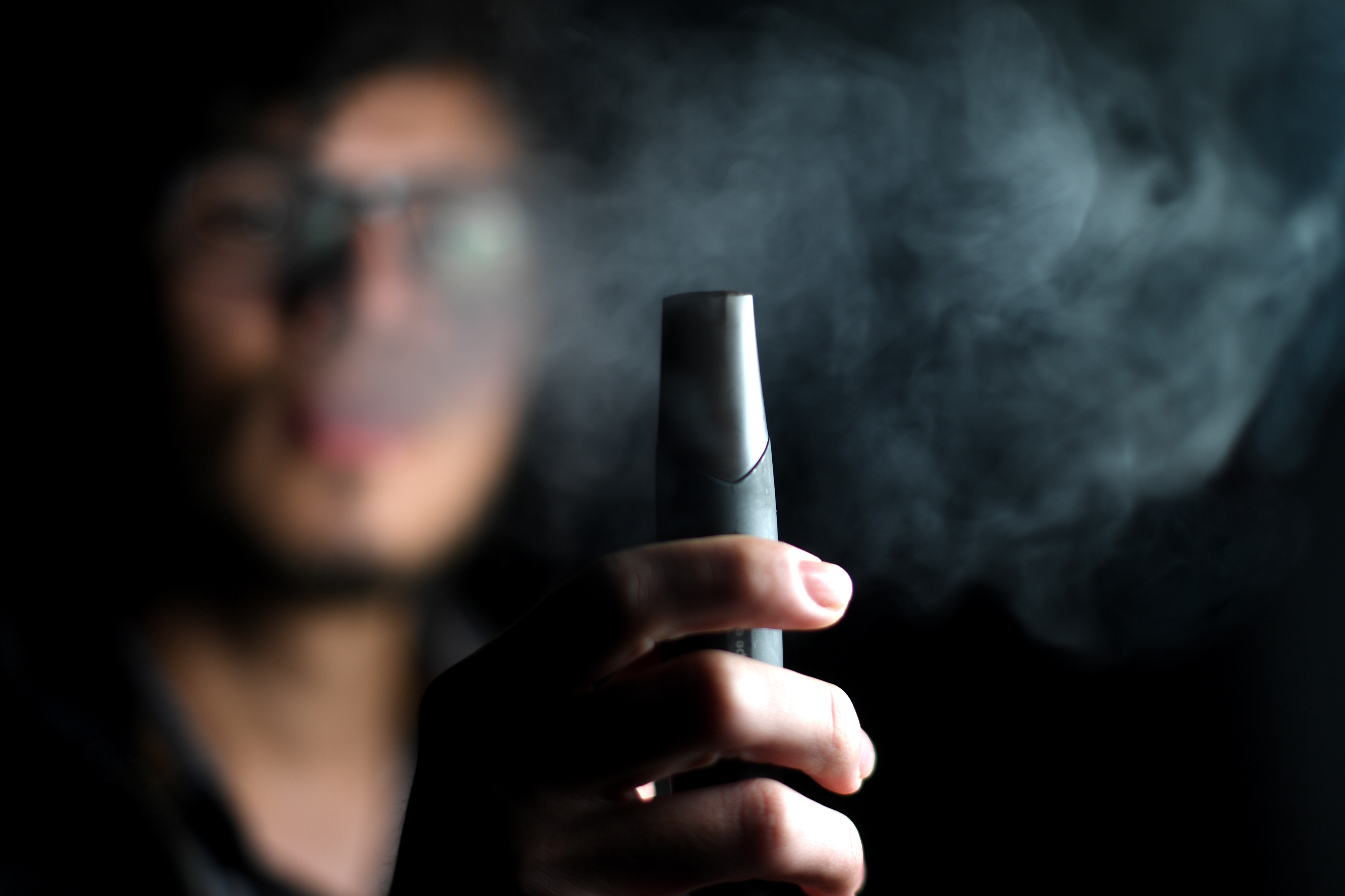 Buscan que importadores asuman el daño ambiental de los cigarrillos electrónicos