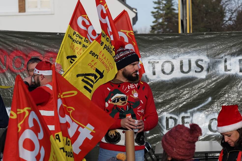 Ni la Navidad detuvo la huelga contra la reforma pensional en Francia