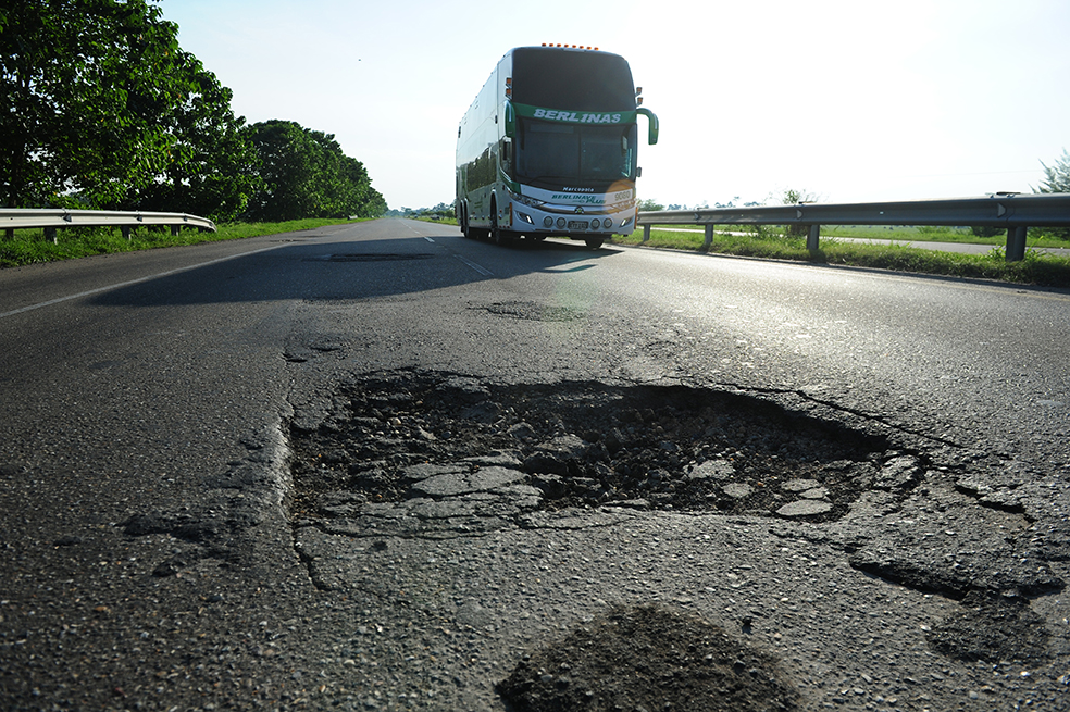 Sobre la Ruta del Sol en el sector 2, antes de llegar al peaje Zambito en Santander, de norte a sur, comienza el único tramo de la vía que hoy está en mal estado. El cronograma del Invías señala que se iniciará obra en septiembre.Nelson Sierra