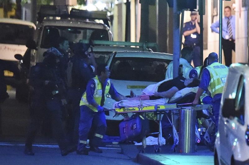 Murió el hombre que retuvo a 17 personas en café de Sídney