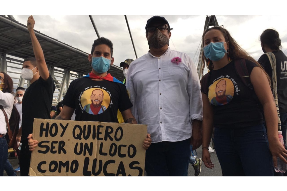 Un docente y dos estudiantes de la Universidad Tecnológica de Pereira, en medio del homenaje que le hicieron a Lucas Villa este 6 de mayo.