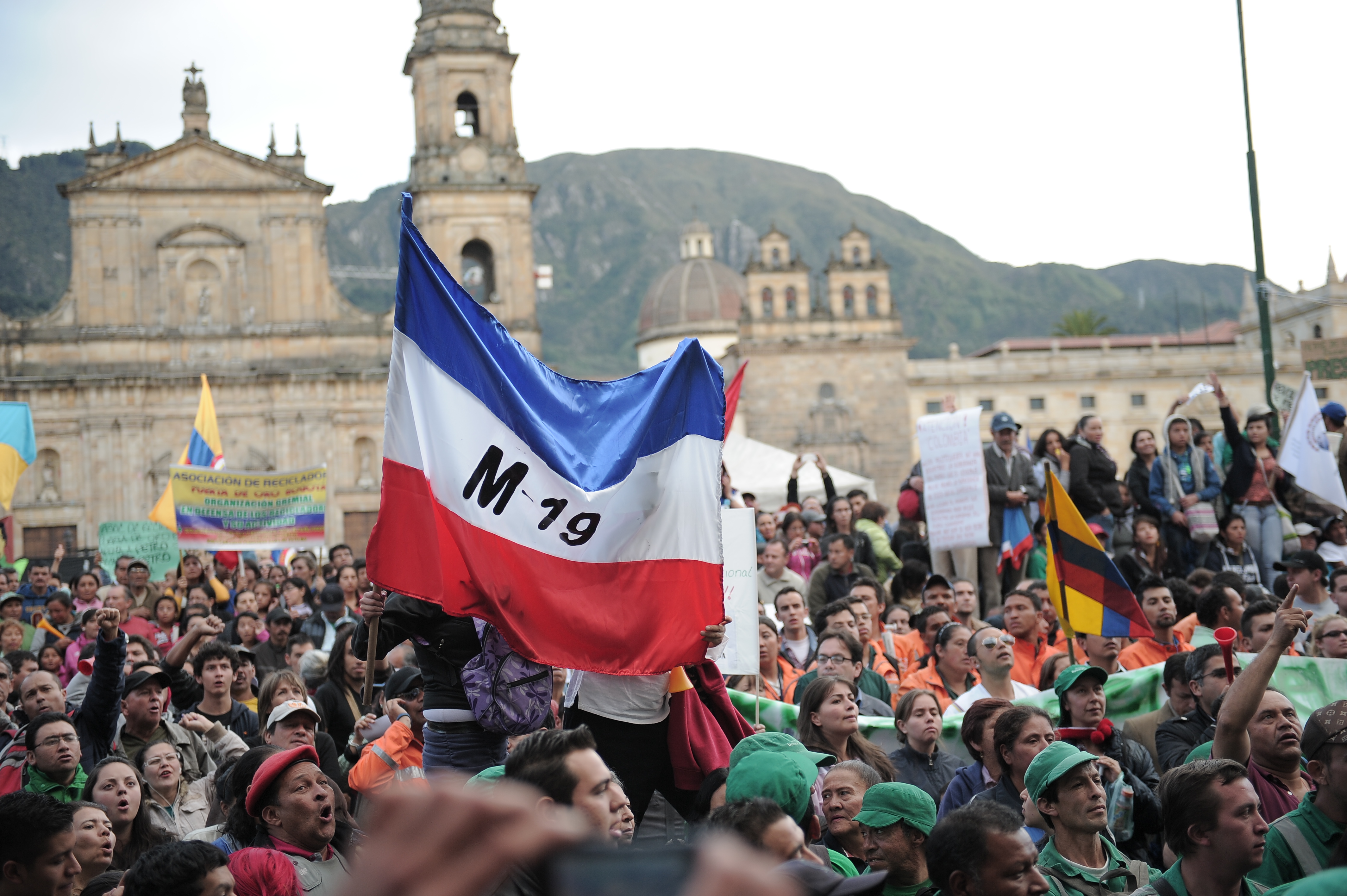 Alcalde mayor de Bogotá, recibe el apoyo de los ciudadanos en la Plaza de Bolívar, para protestar por la ratificación de la destitución e inhabilidad como  alcalde, por parte del procurador Alejandro Ordóñez.