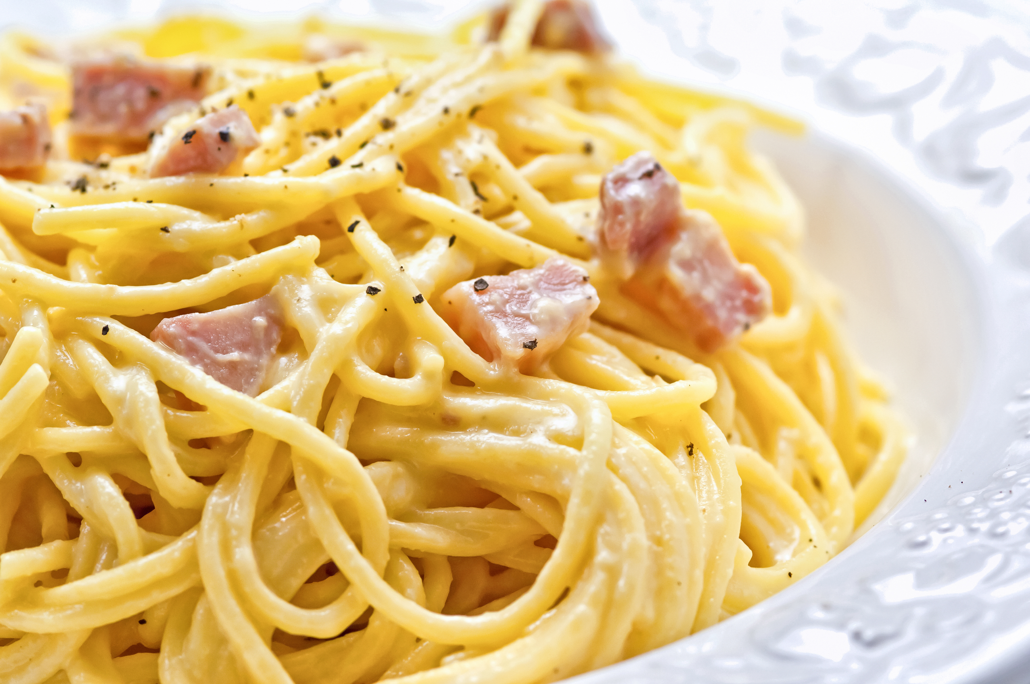 Pasta cremosa con tocineta y arveja