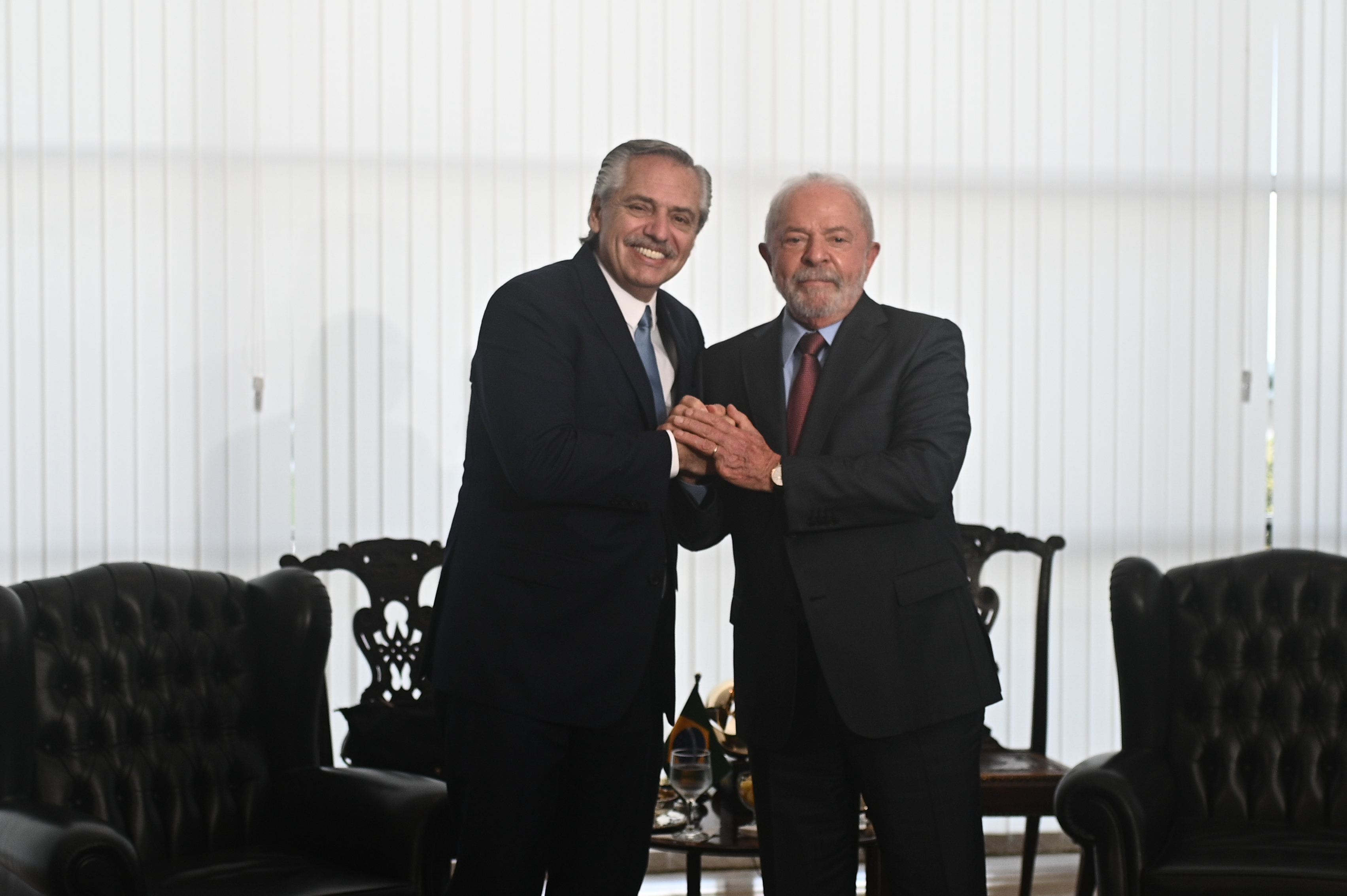 BRA50. BRASÍLIA (BRASIL), 2/1/2023.- El presidente de Argentina, Alberto Fernández (i), se reúne con el nuevo presidente de Brasil, Luiz Inacio Lula da Silva, hoy, en el Palacio de Itamaraty en Brasília (Brasil). EFE/ André Borges