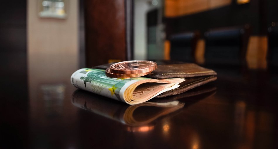Policía se traga billete tras ser sorprendido recibiendo un soborno en Perú