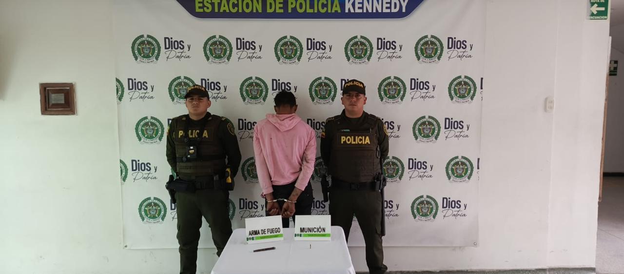 Le encuentran a sujeto un bolígrafo pistola en medio de una requisa en Kennedy