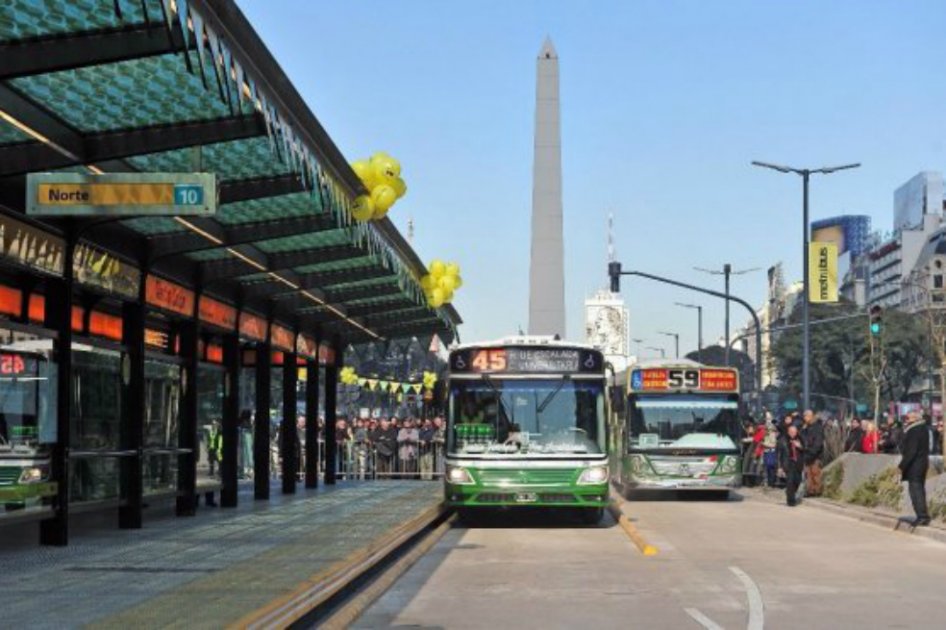 Justicia argentina frena incremento en precio de pasajes propuesto por Macri