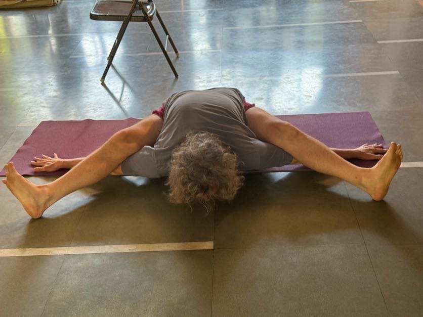 Alejandro López intenta estar en Kurmasana (posición de la tortuga) durante su sesión de práctica individual en el taller de yoga en el Norte de la India.