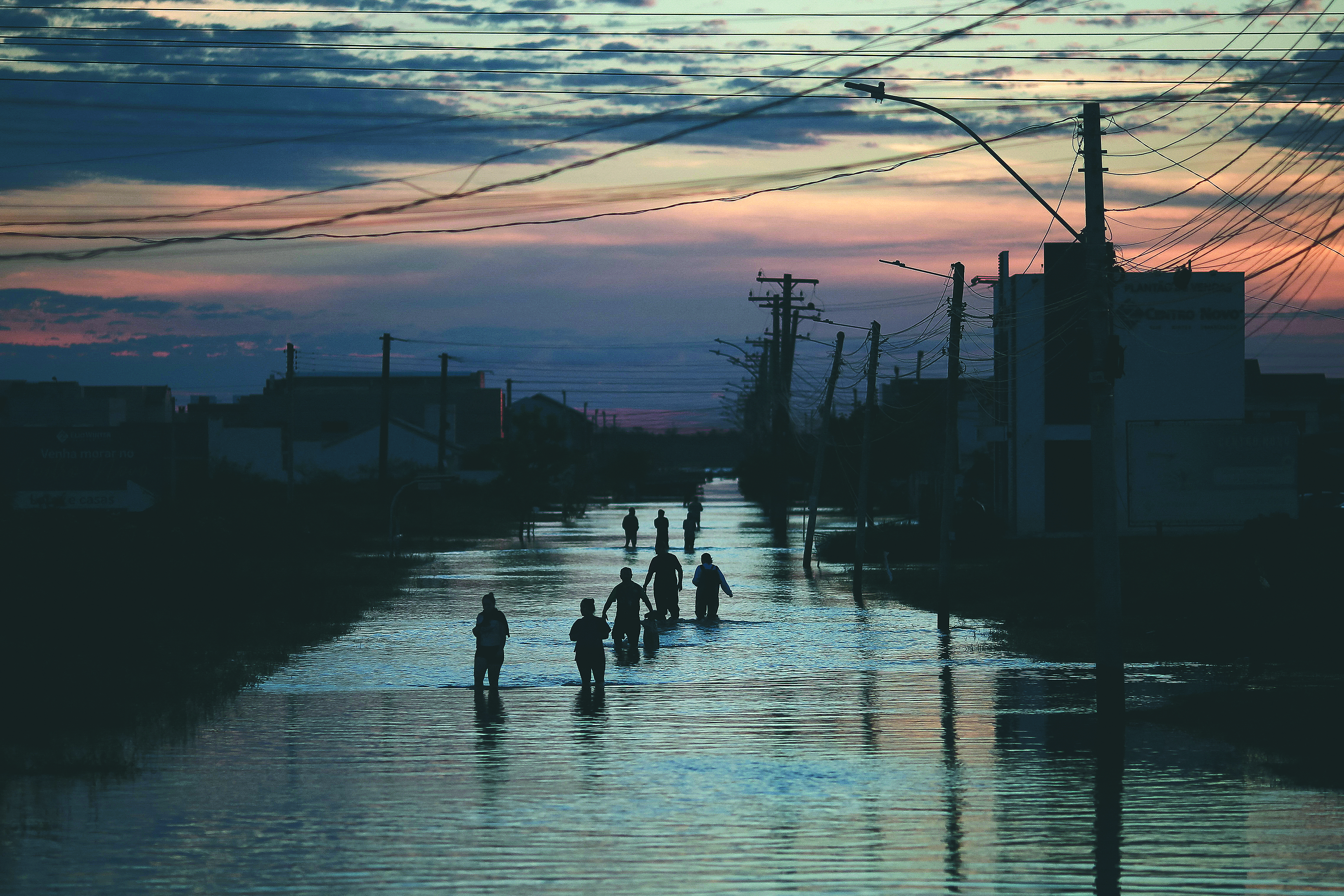 La gente camina por una calle inundada de Eldorado do Sul, Rio Grande do Sul, Brasil.