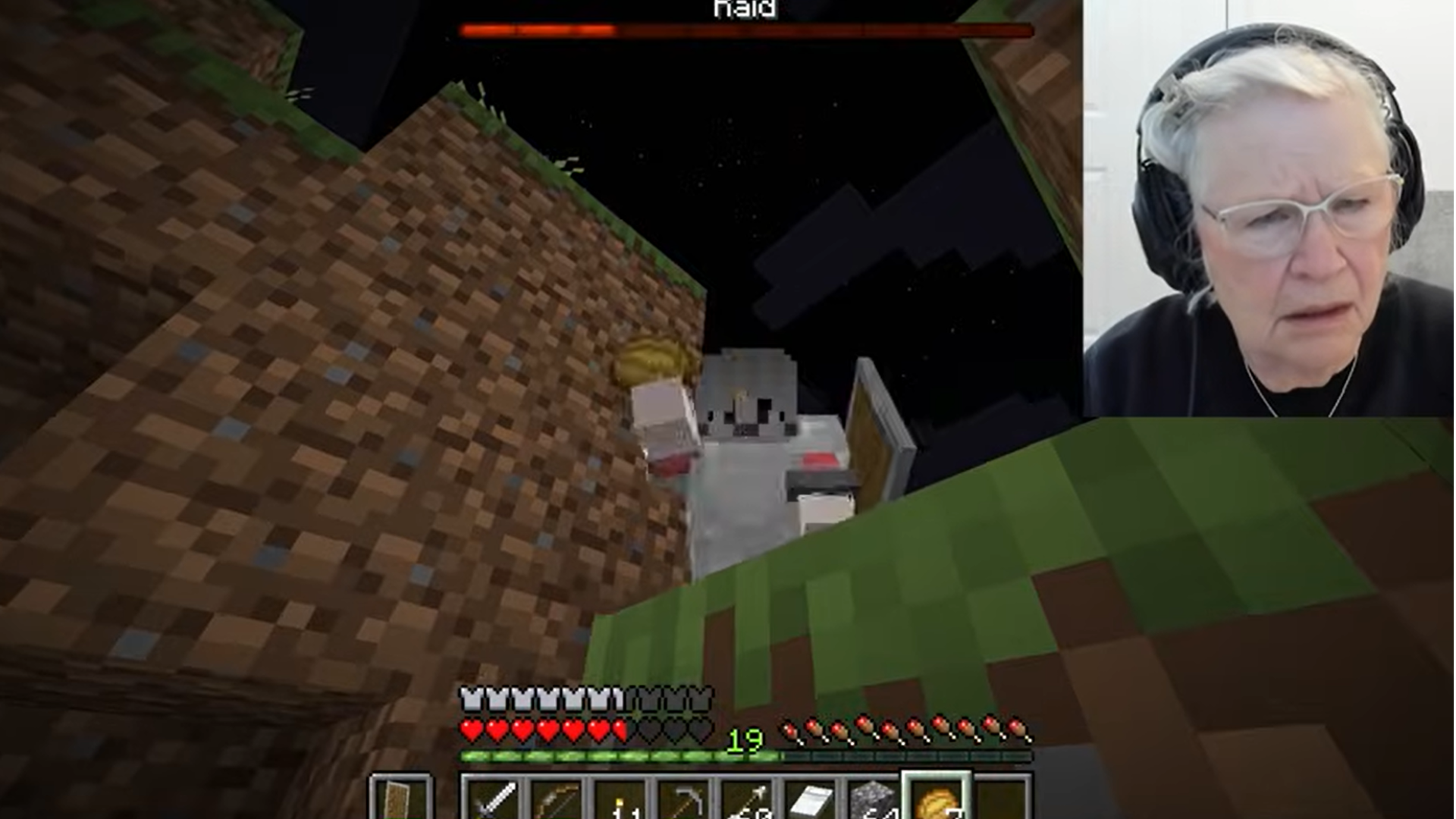 Abuela de 81 años se graba jugando Minecraft para pagar el tratamiento de cáncer de su nieto