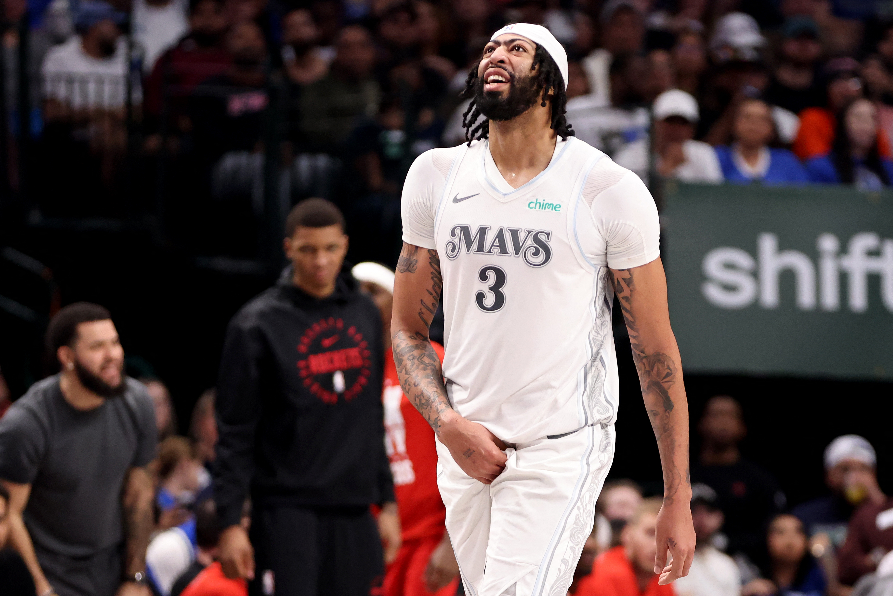 ¡Ya extrañan a Doncic! Anthony Davis se lesionó en su primer partido con Dallas