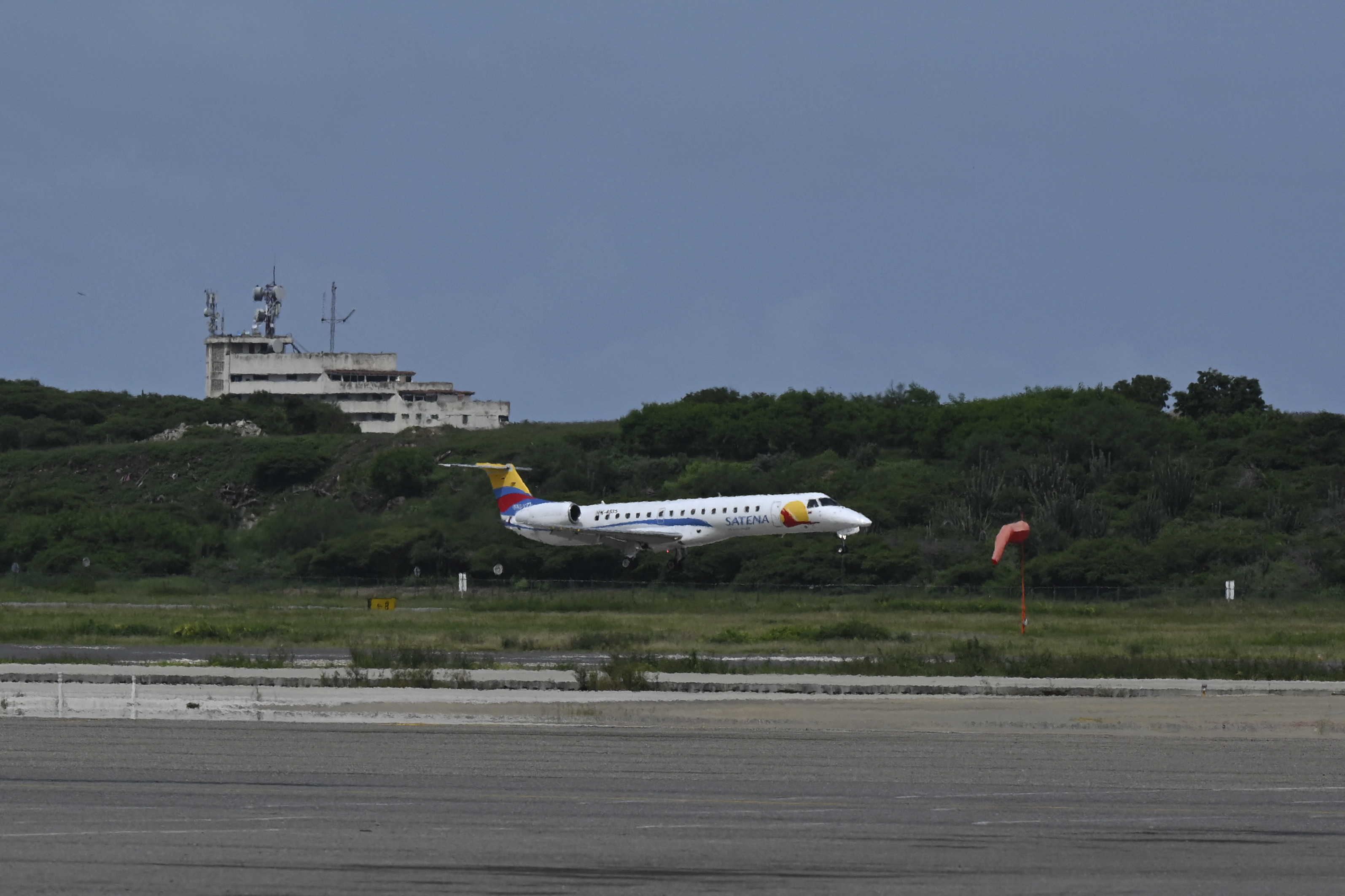 Fuertes vientos dificultaron aterrizaje de avión de Satena en Providencia: video