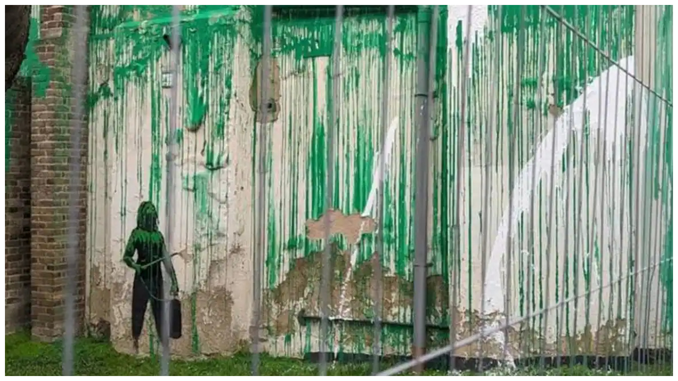 Así quedó la pintura reconocida por Bansky que fue vandalizada con pintura blanca.