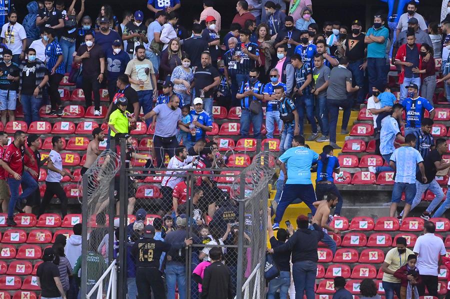 Tragedia en el fútbol mexicano por pelea entre barras de Querétaro y Atlas