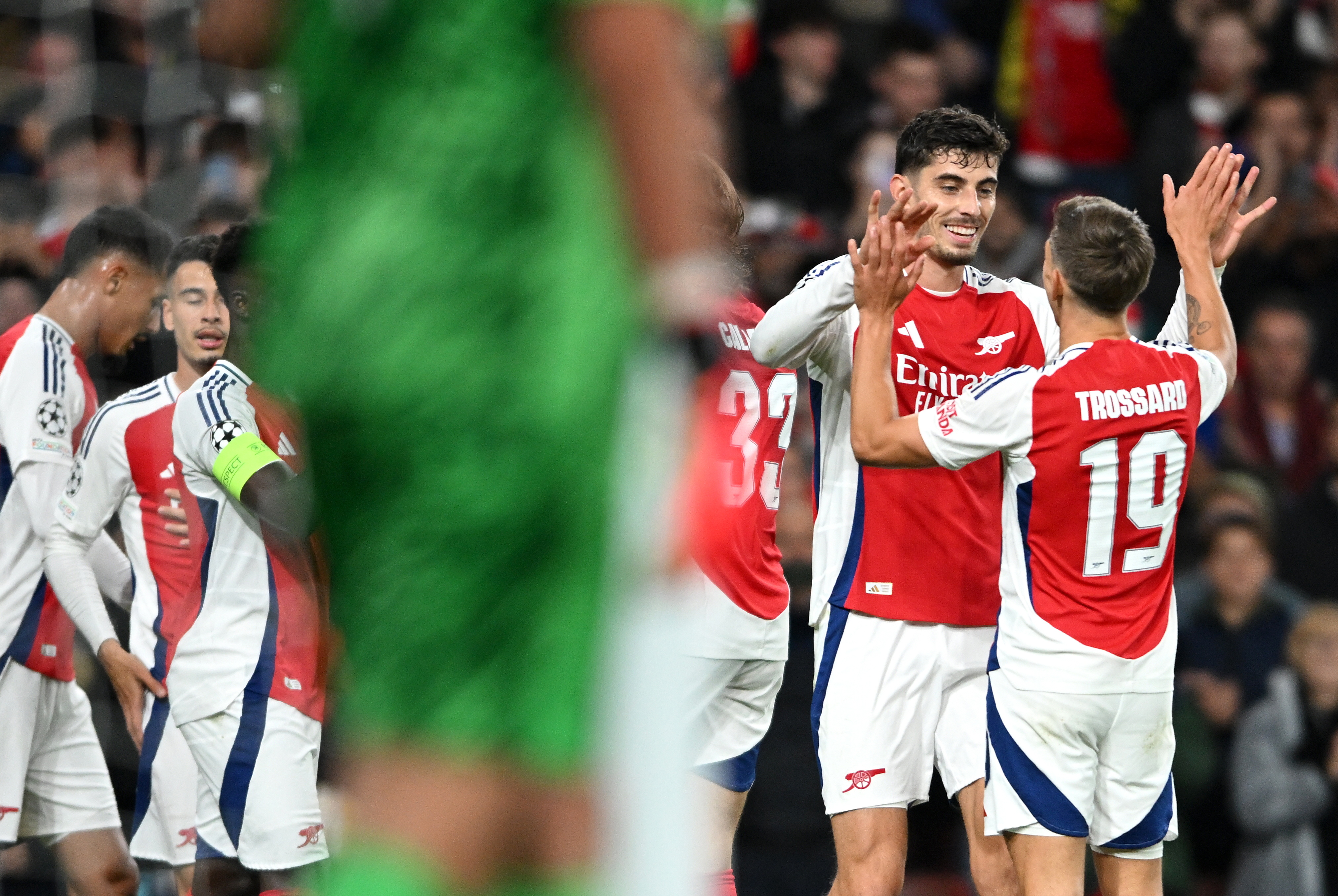 London (United Kingdom), 01/10/2024.- Kai Havertz (2R) of Arsenal celebrates with teammates after scoring the opening goal during the UEFA Champions League match between Arsenal and Paris Saint-Germain in London, Britain, 01 October 2024. (Liga de Campeones, Reino Unido, Londres) EFE/EPA/DANIEL HAMBURY