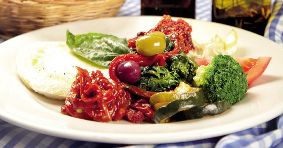 Antipasto clásico italiano con encurtido de pimentón