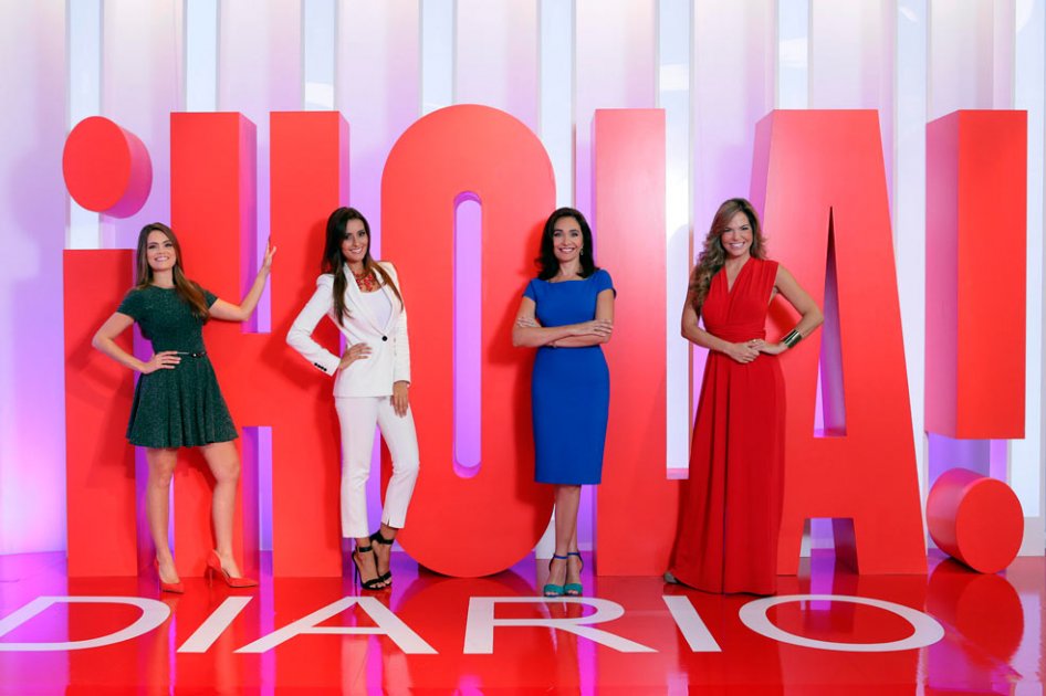 Las presentadoras de "¡Hola! Diario" la española Irene Sánchez (i), la colombiana Ana Monroy (2i), la argentina Lana Montalbán (2d) y la colombiana María José Barraza (d). 