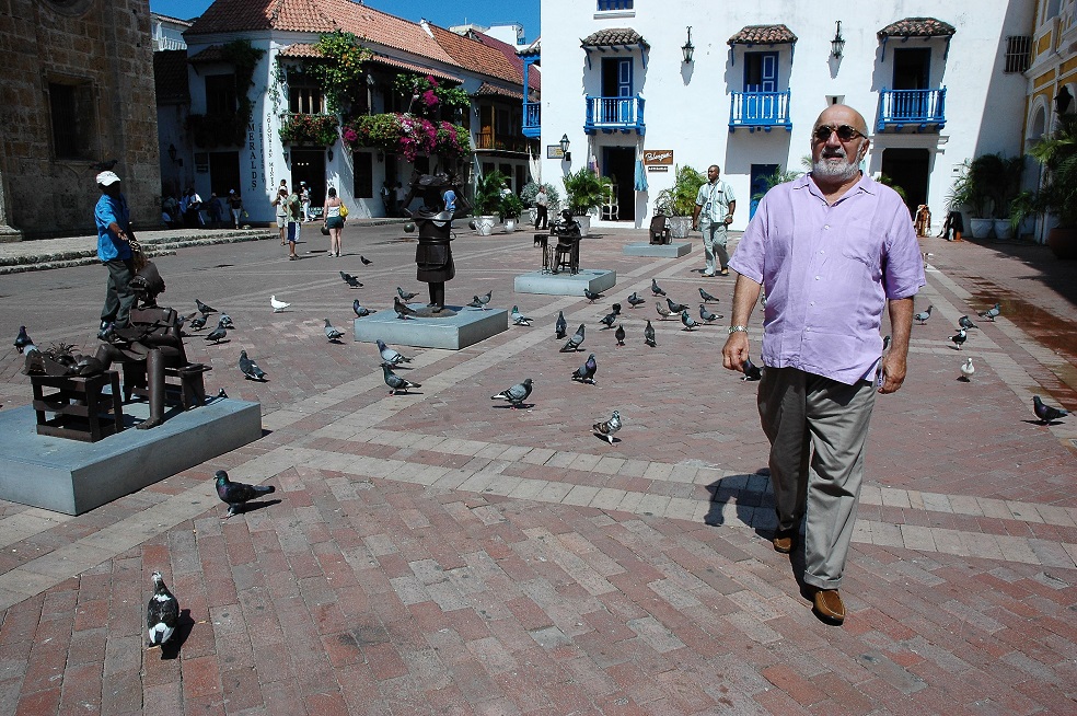 Juan Gossaín en las calles de Cartagena, donde vive hoy. Foto: Manuel Pedraza para los autoresMientras todo eso ocurría, en San Bernardo empezaba a cuajar una fiesta de orgullo. “Nuestra sorpresa fue grande cuando vimos la primera página y encontramos la nota de Juan”, dice Bertha Gossaín, su hermana. El Espectador era el único periódico que llegaba a San Bernardo, de manera que se leía como si fuera un diario local. La preocupación de la familia, hasta ese momento, tenía que ver sobre el sitio donde se iba a hospedar, las comidas que estaría consumiendo, si le hacía faltan sus hermanos, cómo le había ido con el miedo a los aviones. Pero cuando vieron su nombre en letras de molde, al día siguiente de haber llegado, respiraron tranquilos. Las suyas eran preocupaciones menores.