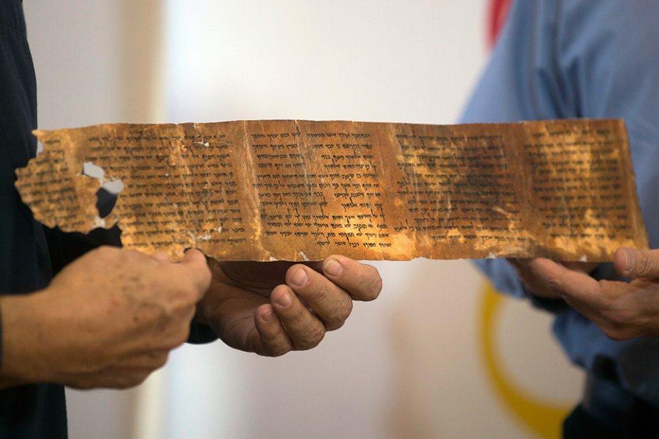 Exponen el más antiguo ejemplar completo de los Diez Mandamientos