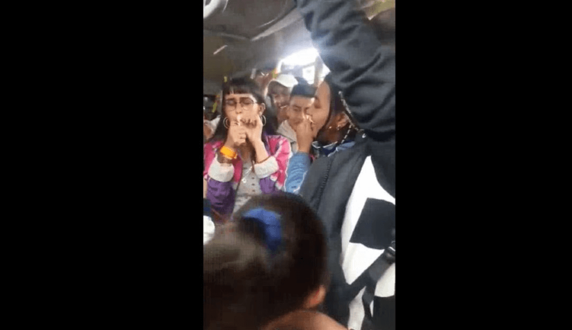 Polémica por jóvenes que fumaron marihuana en bus de Transmilenio