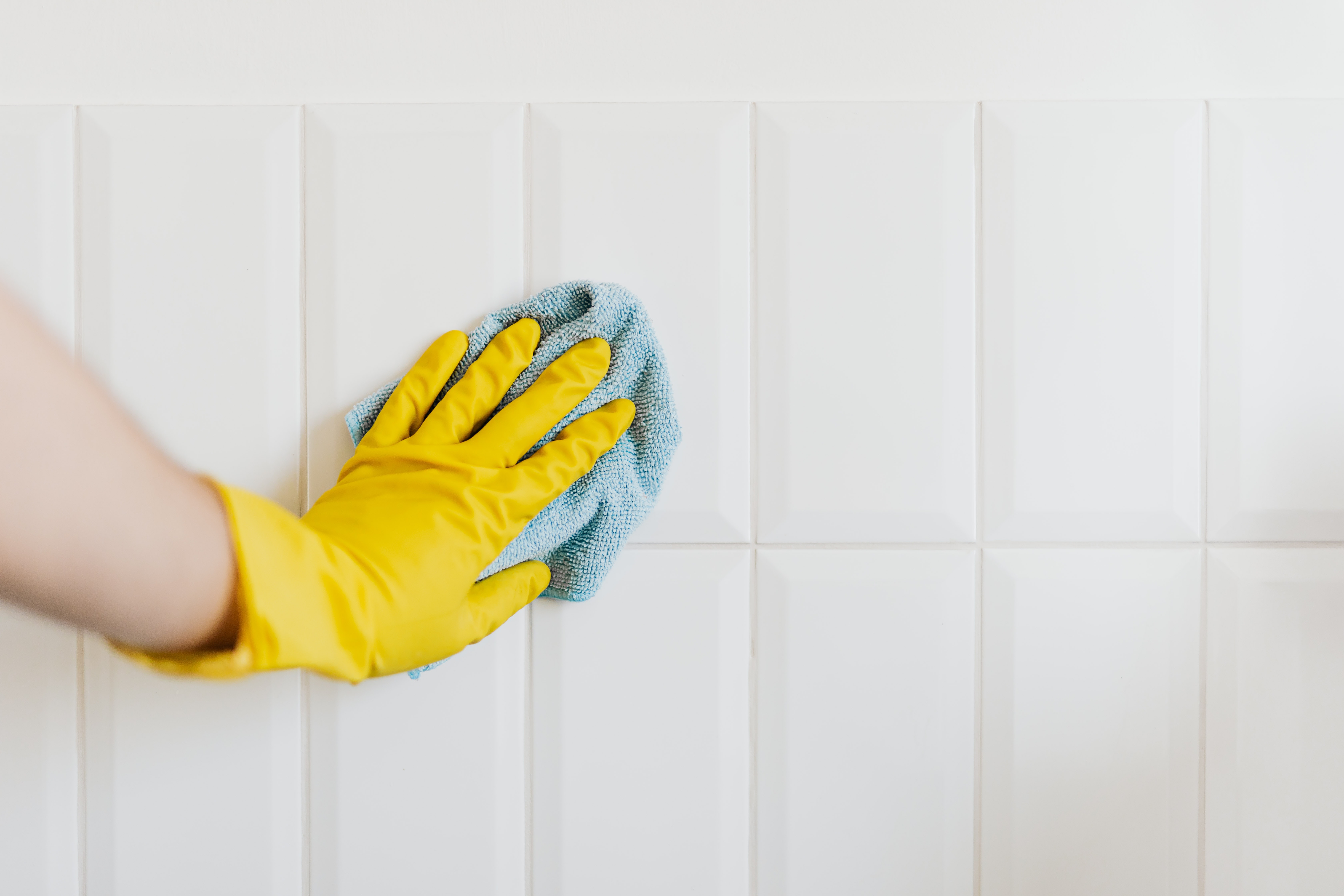 El truco ideal para limpiar las juntas del piso con bicarbonato de sodio y vinagre