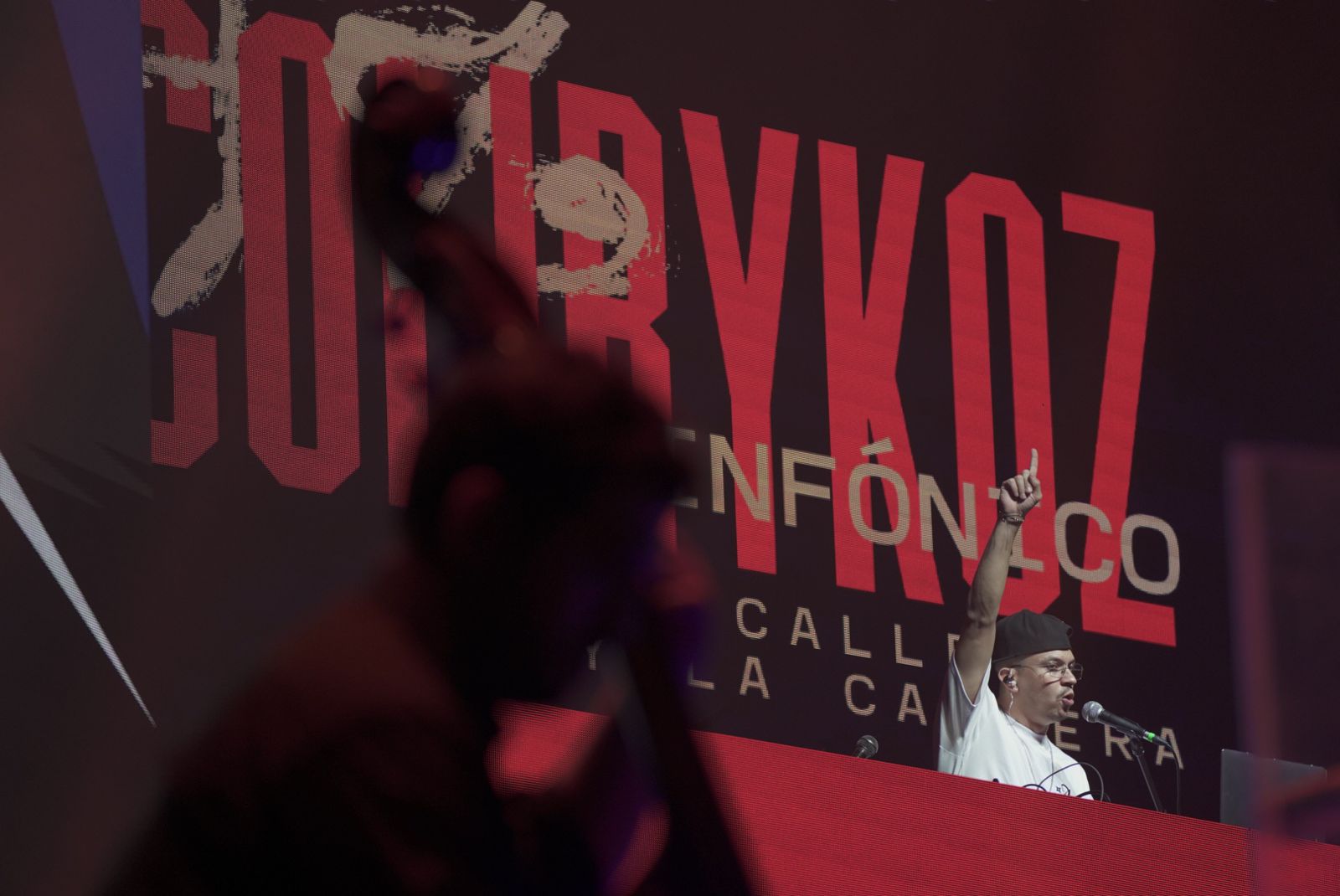 La conexión entre la calle y la carrera significó el encuentro musical de dos mundos musicales, pero también de una verdad: bajo el hip hop, que cumple 50 años, no importa si sé es nea o gomelo. Todos cabemos en la ‘callecita estrecha’ de Kaztro festejando con salsa, boleros y hasta con los temas más ‘chirretudos’. “No pasa nada”, como dicen las abuelas.