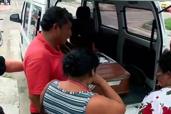 Llevan a la cárcel féretro para que hijo pueda despedirse de su padre