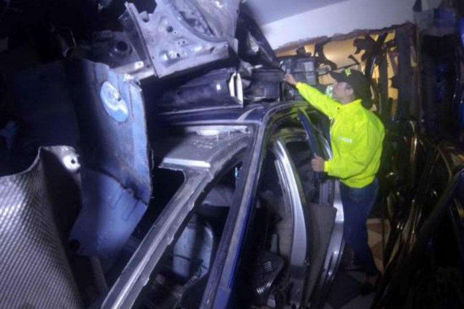 Encuentran ‘deshuesadero’ de autos en Medellín