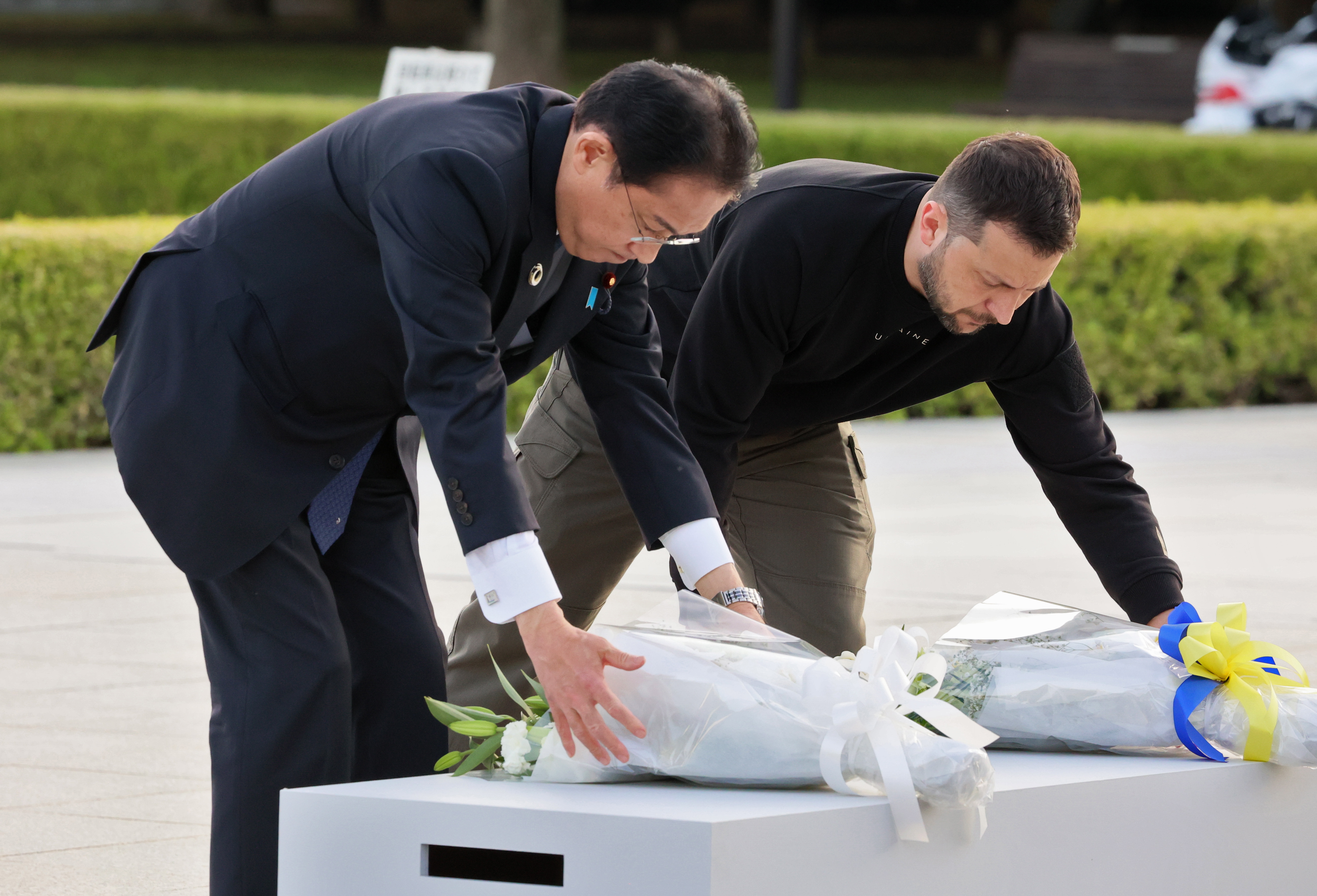 Hiroshima (Japan), 21/05/2023.- A handout photo made available by the G7 Hiroshima Summit Host shows Japan'Äôs Prime Minister Fumio Kishida (L) and Ukraine's President Volodymyr Zelensky lay flowers in front of the Cenotaph for the Victims of the Atomic Bomb at the Hiroshima Peace Memorial Park during the G7 Hiroshima Summit in Hiroshima, Japan, 21 May 2023. The G7 Hiroshima Summit will be held from 19 to 21 May 2023. (Japón, Ucrania) EFE/EPA/G7 Hiroshima Summit Host / HANDOUT HANDOUT EDITORIAL USE ONLY/NO SALES