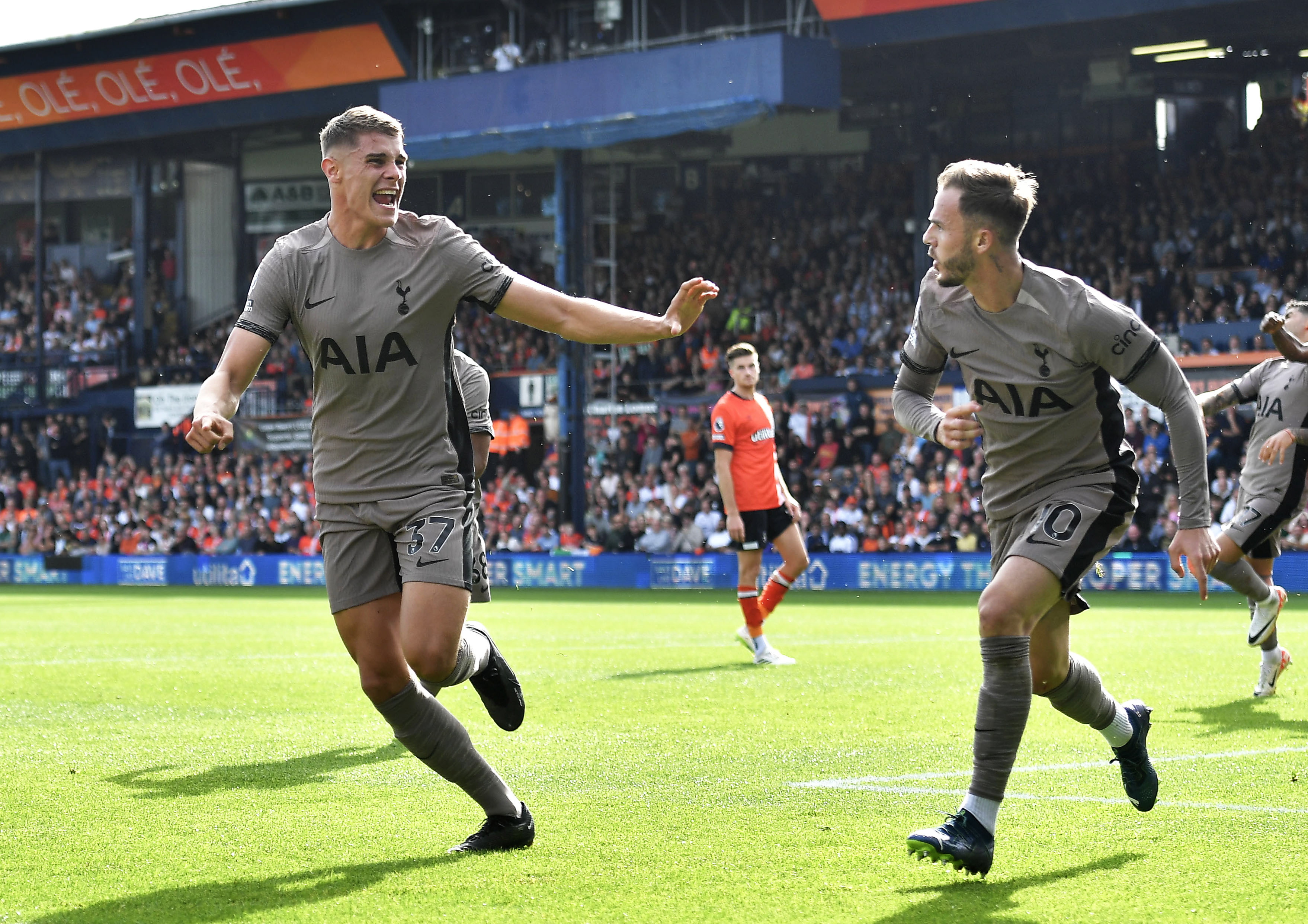 Tottenham venció a Luton Town y es líder de la Premier League