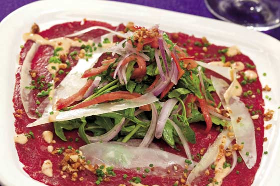 Carpaccio de res con ensalada de rúgula y mayonesa de tomate de árbol