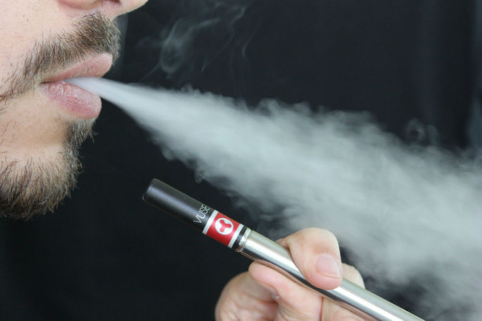 Detectan nuevos elementos posiblemente tóxicos en cigarrillos electrónicos