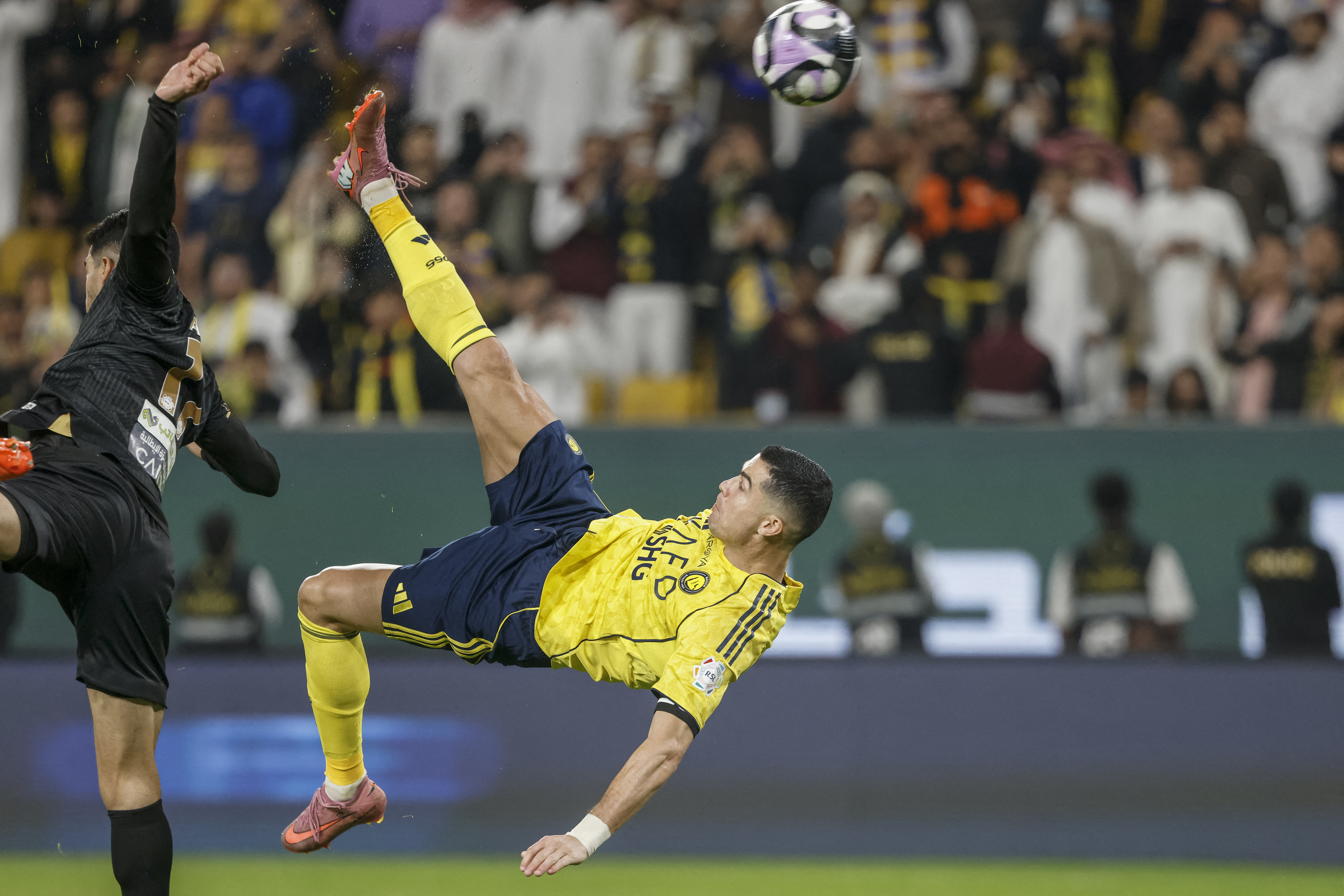 El delantero portugués #07 de Nassr, Cristiano Ronaldo (D), patea el balón para marcar el cuarto gol de su equipo durante el partido de fútbol de la Liga Profesional Saudí entre Al-Nassr y Al-Khaleej en el Parque Al-Awwal en Riad el 23 de noviembre de 2025.