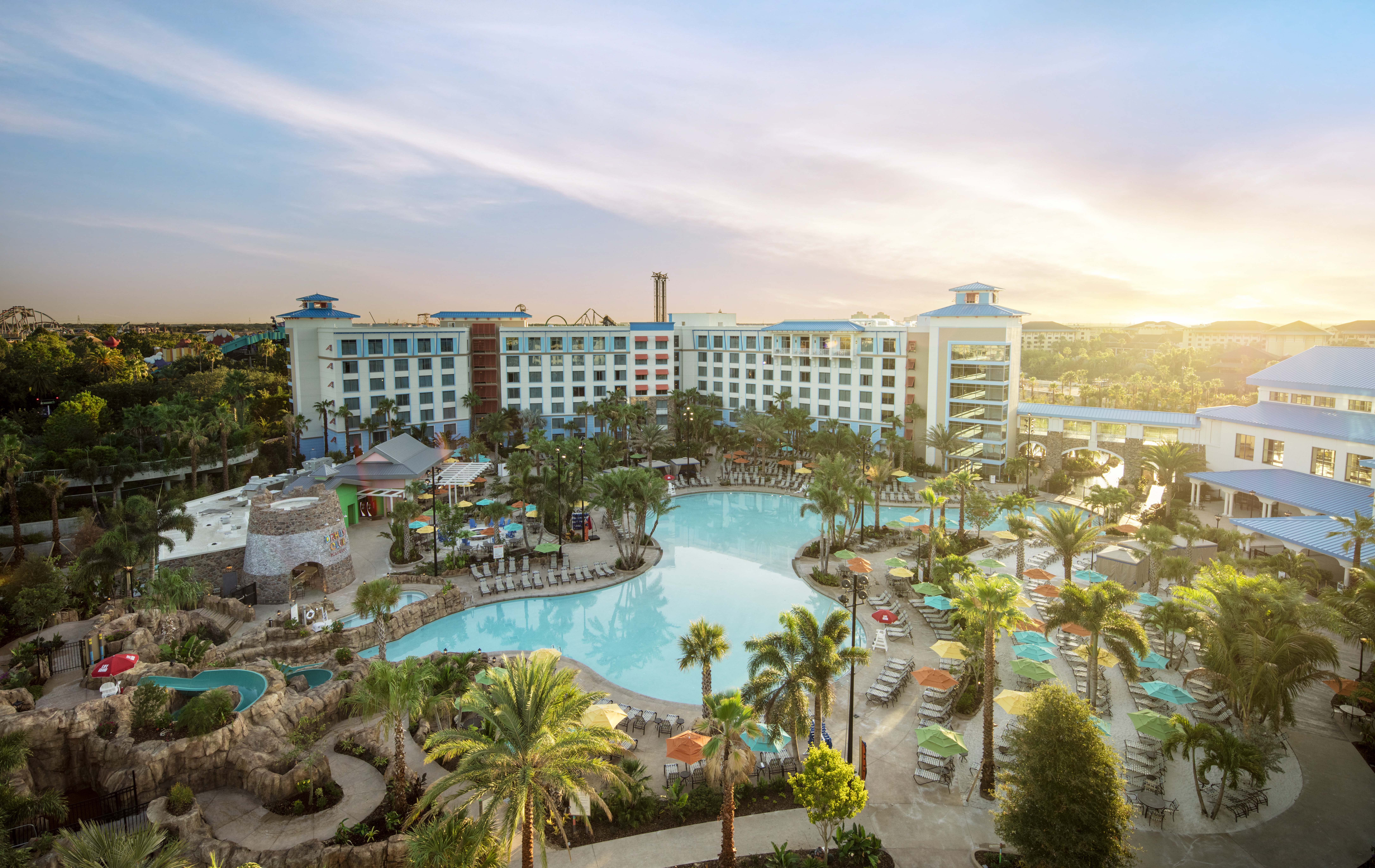 En medio del área de la playa, las palmeras y la piscina, encontrará opciones de comida caribeña, incluyendo un moderno bar con variedad de rones exclusivos y añejados. Este hotel cuenta con la piscina más grande del complejo turístico.