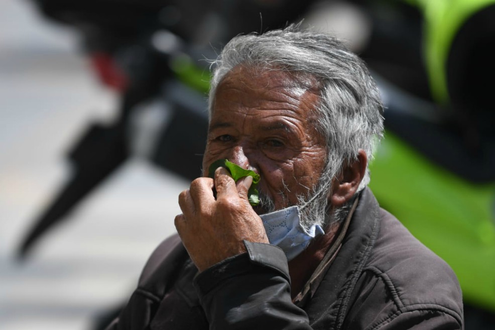 Sin embargo, es justo mencionar aquí, que hay puntos de convergencia entre el debate científico y los cuestionamientos de la población general, lo cual es esperable, ya que el razonamiento lógico, incluso en escenarios de desinformación, es una capacidad cognitiva de todos. Por ejemplo, el gran vacío, aún persistente sobre el papel de los infectados asintomáticos, y los modos en que son contagiosos son ciertamente vacíos del conocimiento reconocidos por los investigadores que tenían algún fundamento, y dejaban un espacio a la duda razonable sobre la falta de medidas para cortar la transmisión producida por personas sin síntomas, lo cual era una preocupación en redes sociales, y así mismo lo reconocí en la primera entrega de este reporte. También desde una perspectiva social, es comprensible que las personas respondan a lo que se observa en otros países, y la asimetría de información, no hacía tan fácil trasmitir la complejidad de la discusión, aunque muchos lo intentamos. Lamentablemente, la mediatización del debate degeneró la discusión sobre quien tenía mayor experiencia, credibilidad o autoridad, incluso surgieron teorías de conspiración, y en Colombia, como todos los temas, algunos volvieron esto una discusión proselitista. Todo lo anterior, nos alejó del debate real, y los argumentos válidos que merecían ser analizados de ambas partes.