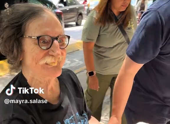 Charly García reapareció en silla de ruedas y preocupa por su salud ¿qué le pasó?