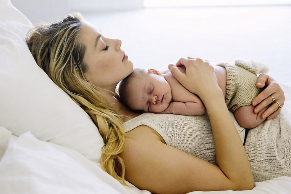 Amber Heard, exesposa de Jhonny Deep, anunció, en sus redes sociales, que se había convertido en madre. Su hija nació en abril, gracias a un vientre de alquiler.