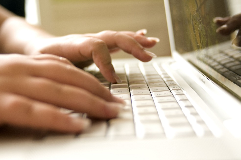 Mujeres colombianas, las latinas que más ven pornografía en el trabajo
