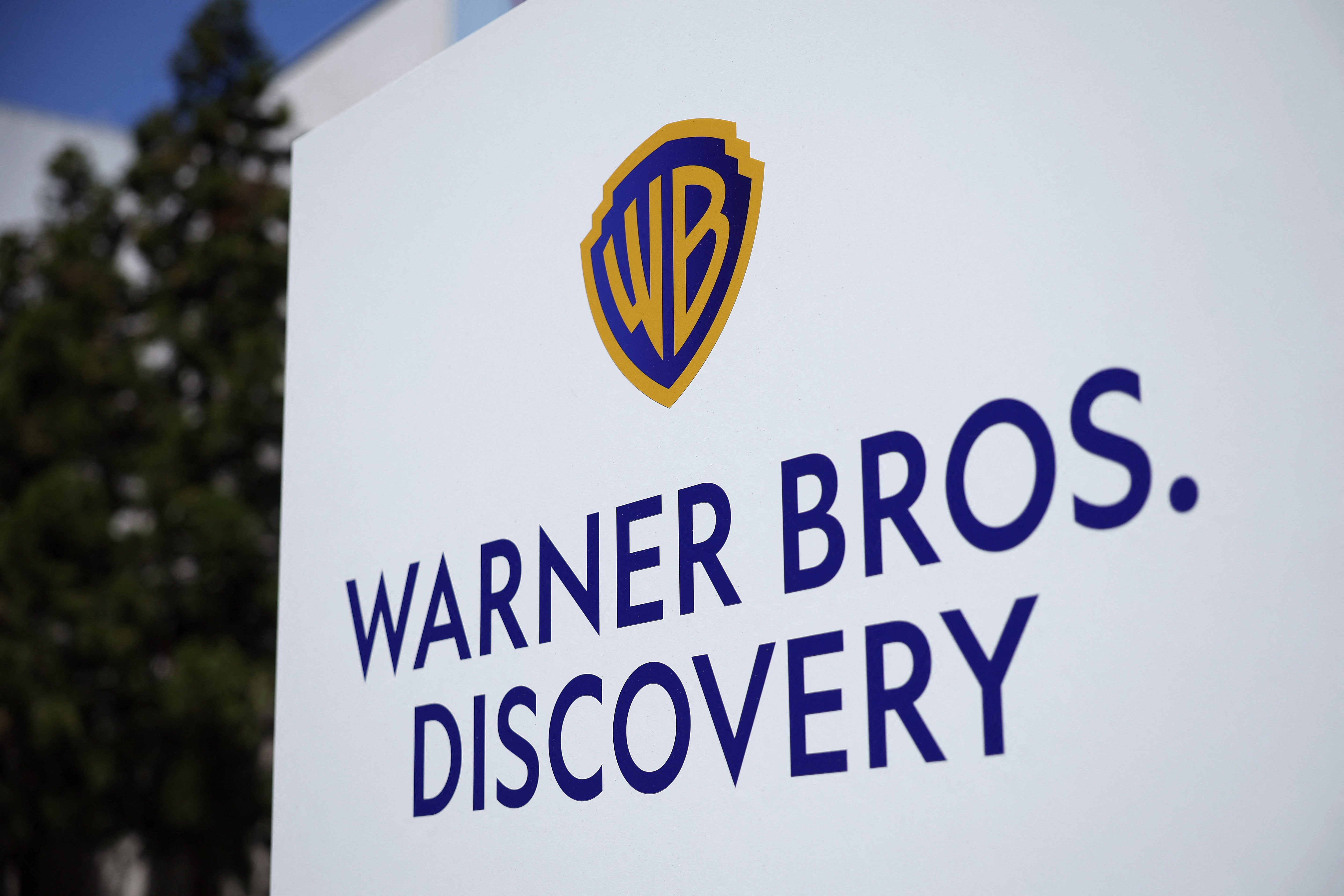 Warner Bros. dividirá negocios de streaming y televisión por cable