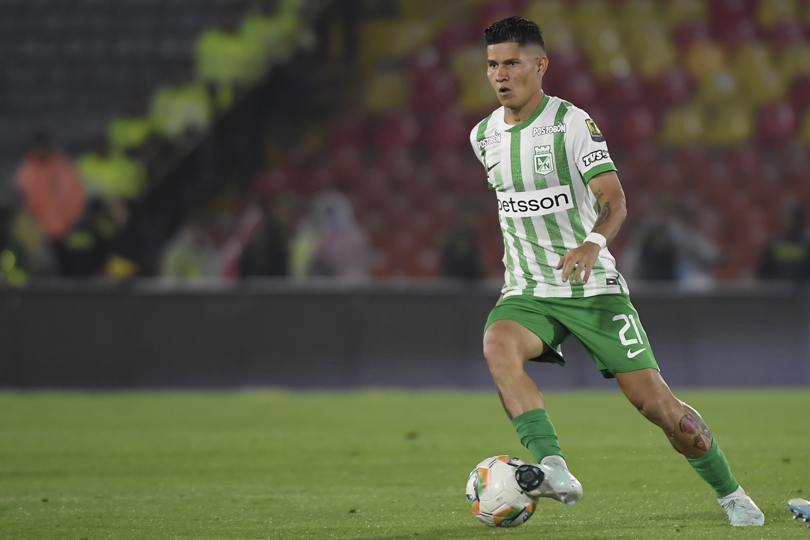 Futbolista colombiano, mediocentro de Atlético Nacional, en el partido ante Santa Fe, por la cuarta fecha de la Liga Betplay 2025-I.