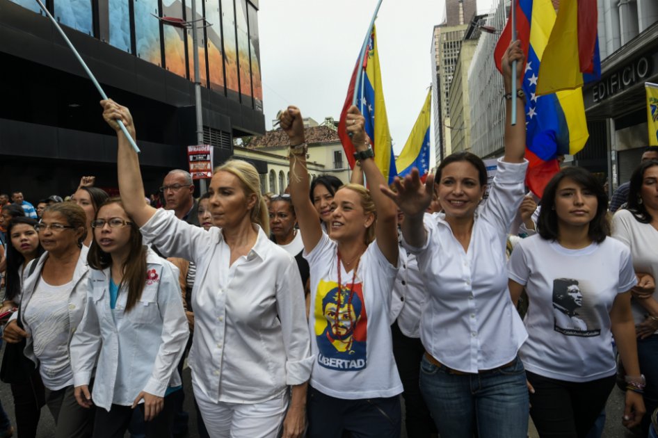 Oposición venezolana busca alternativas para revocar a Maduro