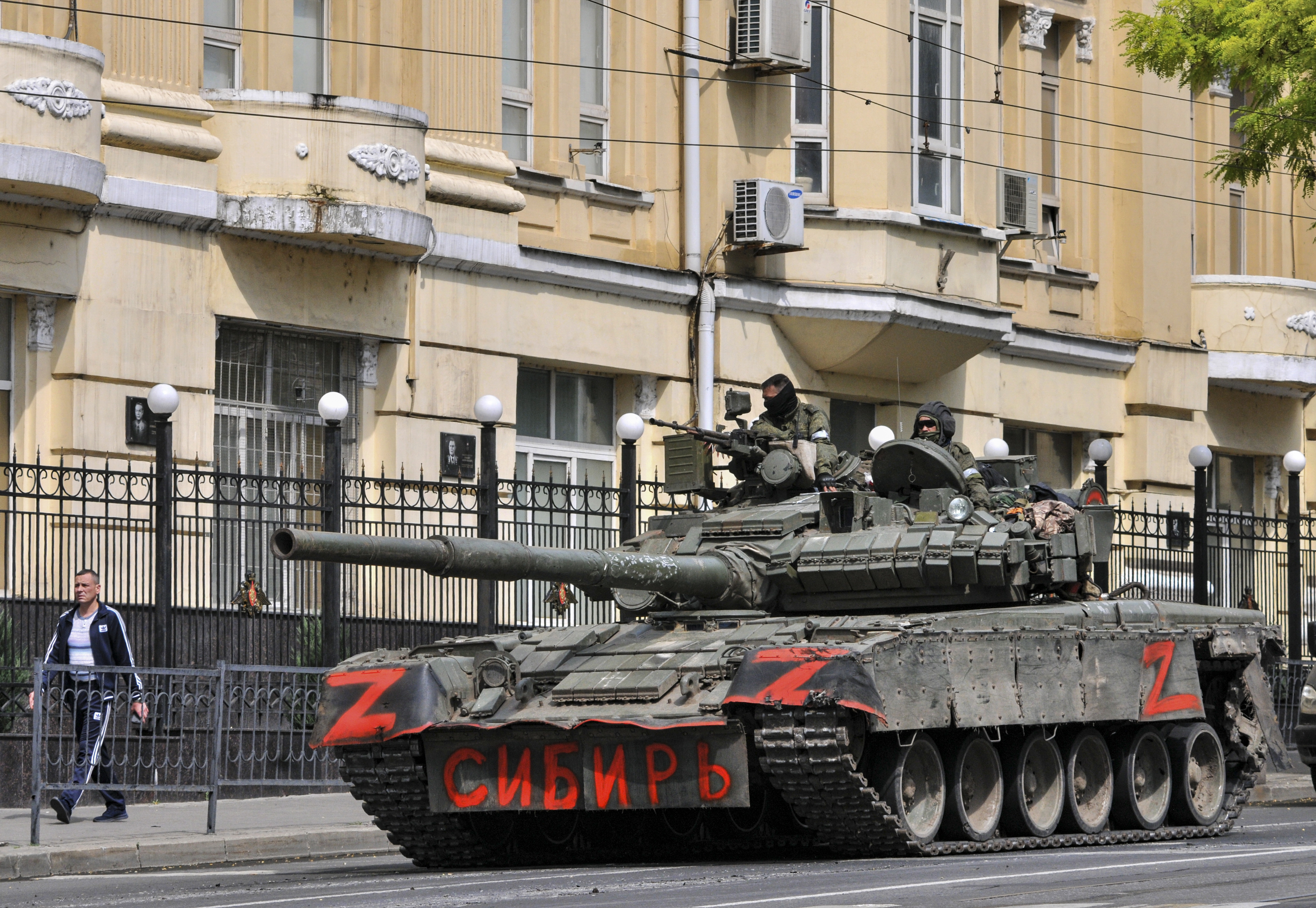 Rostov-on-don (Russian Federation), 23/06/2023.- Servicemen from private military company (PMC) Wagner Group ride a tank reading 'Siberia' on a street in downtown Rostov-on-Don, southern Russia, 24 June 2023. Security and armoured vehicles were deployed after Wagner Group's chief Yevgeny Prigozhin said in a video that his troops had occupied the building of the headquarters of the Southern Military District, demanding a meeting with Russia'Äôs defense chiefs. (Rusia, Ucrania) EFE/EPA/ARKADY BUDNITSKY