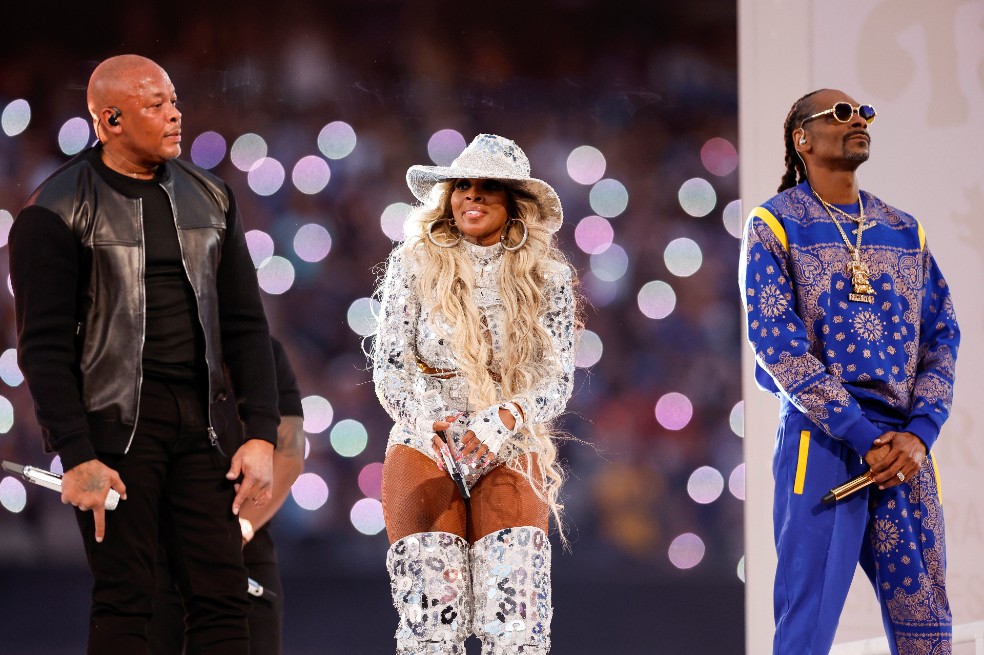 Dr. Dre, Mary J. Blige y Snoop Dogg durante el espectáculo de medio tiempo del Super Bowl.