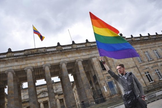 Rifirrafe entre congresistas por reconocimiento de familia a homosexuales
