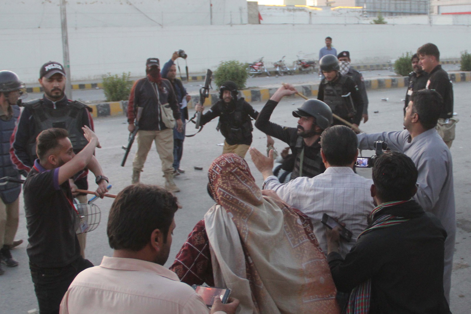 Estallan protestas en Pakistán tras arresto de ex primer ministro