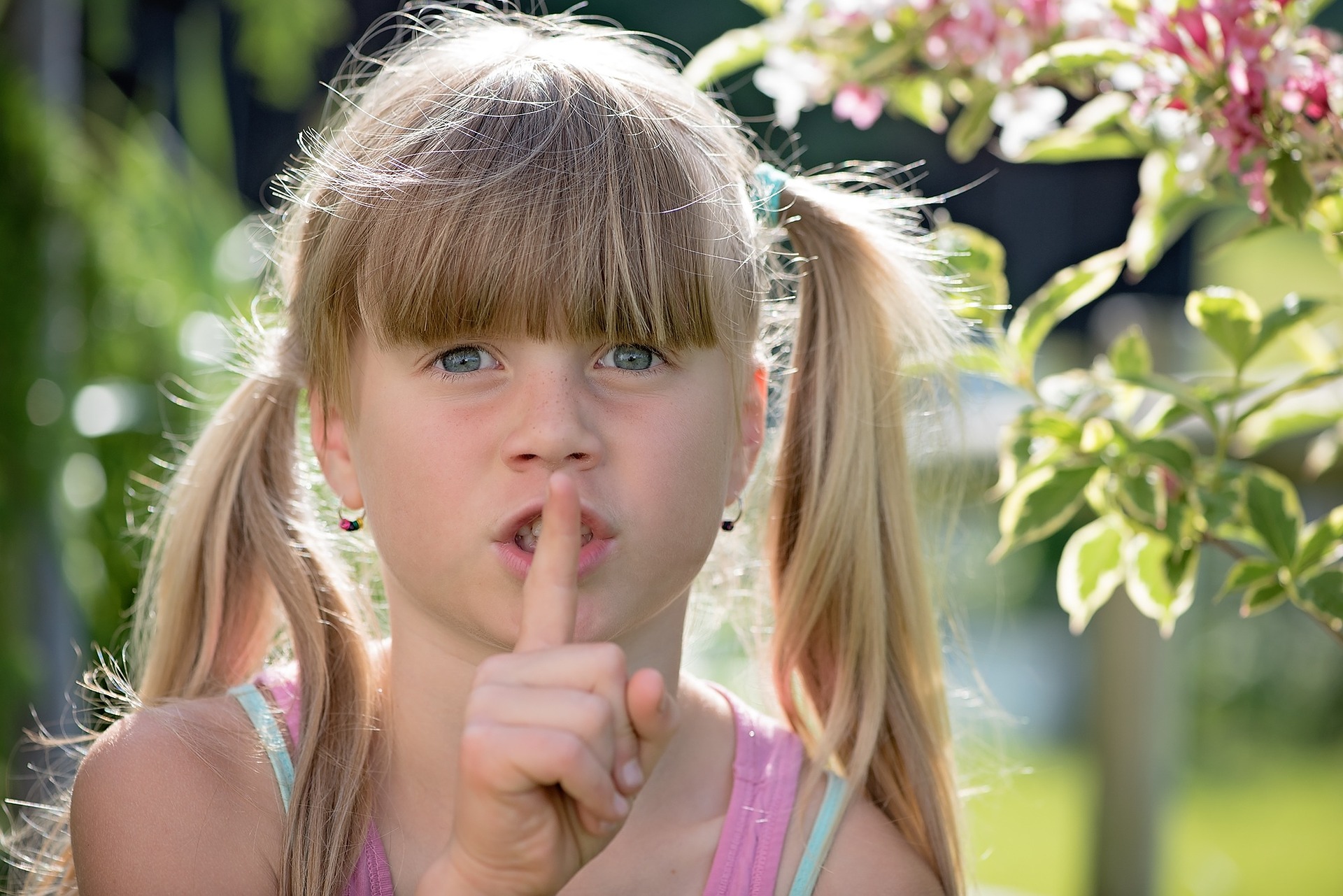 Niña silencio. Silencio. Mutismo