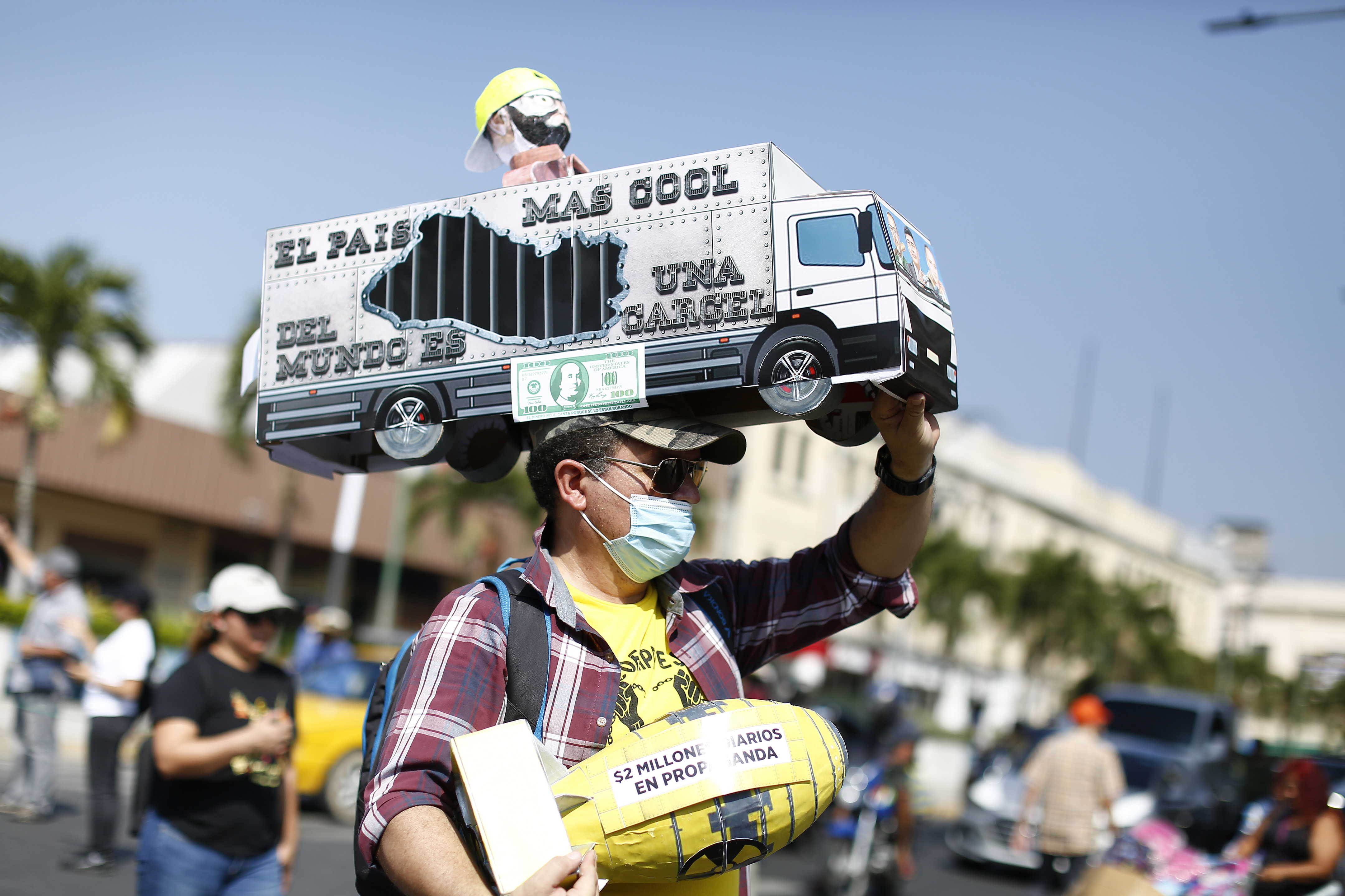 Miembros de ONG, activistas de derechos humanos, veteranos de guerra y familiares de detenidos bajo el régimen de excepción se manifiestan este domingo en San Salvador (El Salvador).