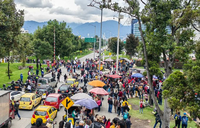 Movilidad: abren Portal El Dorado y manifestantes llegan a la Secretaría de Educación
