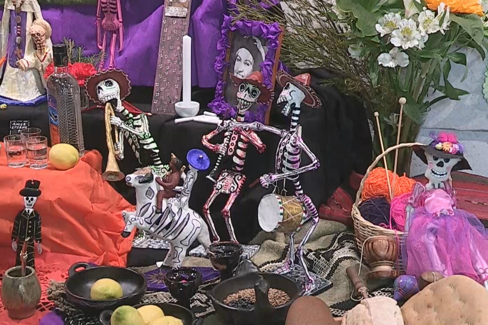 Altar de muertos homenajea a Violeta Parra, Gabriela Mistral y Frida Kahlo